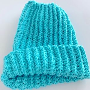 Messy bun/braid/ponytail hat keeps hair nice &warm